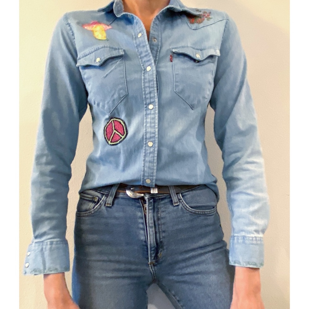Embroidered Levis Pearl Snap Small